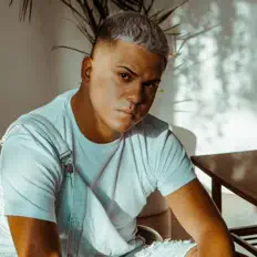 BTW सुनें, म्यूज़िक वीडियो देखें, बायो पढ़ें, दौरे की तारीखें और बहुत कुछ देखें!