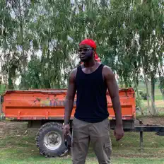 聆聽 Mohh、觀看音樂影片、閱讀小傳、查看巡演日期等！