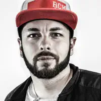 Poslechněte si interpreta undefined, sledujte hudební videa, přečtěte si životopis, podívejte se na data turné a další informace.