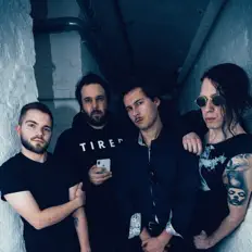 Luister naar False King, bekijk muziekvideo's, lees de bio, bekijk de tourdata, en meer!