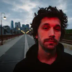 Slum Chronicを聴いたり、ミュージックビデオを鑑賞したり、経歴やツアー日程などを確認したりしましょう！