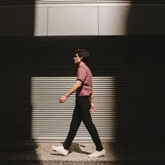 Ok Johnを聴いたり、ミュージックビデオを鑑賞したり、経歴やツアー日程などを確認したりしましょう！
