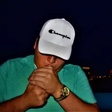 Hör dir Gi an, schau dir Musikvideos an, lies die Biografie, finde Tourdaten und mehr!