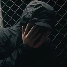 Ouça CYANIDE, assista a videoclipes, leia a biografia, veja as datas das turnês e mais!