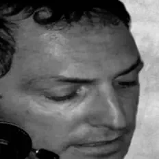 Oscarを聴いたり、ミュージックビデオを鑑賞したり、経歴やツアー日程などを確認したりしましょう！