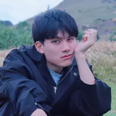 聆聽 金童、觀看音樂影片、閱讀小傳、查看巡演日期等！