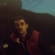 Baghead सुनें, म्यूज़िक वीडियो देखें, बायो पढ़ें, दौरे की तारीखें और बहुत कुछ देखें!