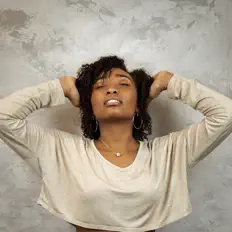 Ouve Shonari, vê vídeos de música, lê a biografia, vê as datas da digressão e muito mais!