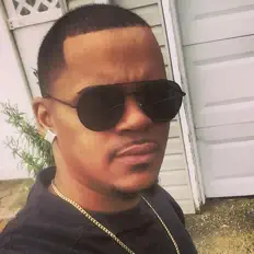 Ακούστε περιεχόμενο από Deenycee, παρακολουθήστε μουσικά βίντεο, διαβάστε το βιογραφικό, δείτε ημερομηνίες περιοδείας, και πολλά ακόμη!