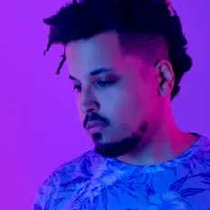 Poslechněte si interpreta Mojoiam, sledujte hudební videa, přečtěte si životopis, podívejte se na data turné a další informace.