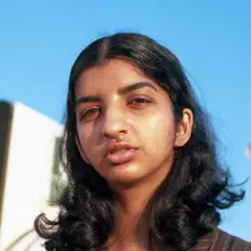 Tara dinle, müzik videolarını izle, biyografisini oku, tur tarihlerini ve daha fazlasını gör!