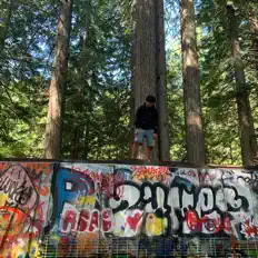 聆聽 Lil Layth、觀看音樂影片、閱讀小傳、查看巡演日期等！