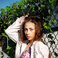 Foreign을(를) 듣고, 뮤직 비디오를 보고, 약력을 읽고, 투어 일정 등을 확인하세요!