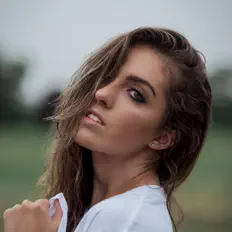 收听 Brenna Williams、观看音乐视频、阅读小传、查看巡演日期等 ！