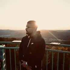 Ακούστε περιεχόμενο από LEO, παρακολουθήστε μουσικά βίντεο, διαβάστε το βιογραφικό, δείτε ημερομηνίες περιοδείας, και πολλά ακόμη!