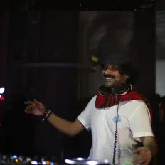 Listen to Omerar Nanda, watch music videos, read bio, see tour dates & more!