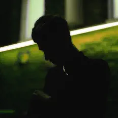 DOLOR सुनें, म्यूज़िक वीडियो देखें, बायो पढ़ें, दौरे की तारीखें और बहुत कुछ देखें!