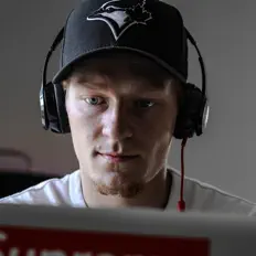 Kahler सुनें, म्यूज़िक वीडियो देखें, बायो पढ़ें, दौरे की तारीखें और बहुत कुछ देखें!