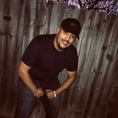 收听 SimplyEast、观看音乐视频、阅读小传、查看巡演日期等 ！