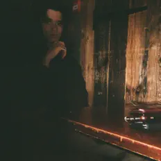 Poslechněte si interpreta Wiss Capri, sledujte hudební videa, přečtěte si životopis, podívejte se na data turné a další informace.