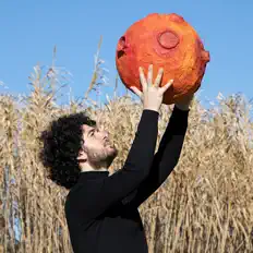 收听 Larocca、观看音乐视频、阅读小传、查看巡演日期等 ！