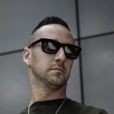 Poslechněte si interpreta Joe2Shine, sledujte hudební videa, přečtěte si životopis, podívejte se na data turné a další informace.