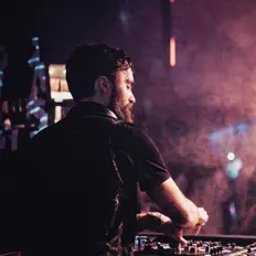 Deep Filipを聴いたり、ミュージックビデオを鑑賞したり、経歴やツアー日程などを確認したりしましょう！