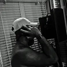 Manuel EE सुनें, म्यूज़िक वीडियो देखें, बायो पढ़ें, दौरे की तारीखें और बहुत कुछ देखें!