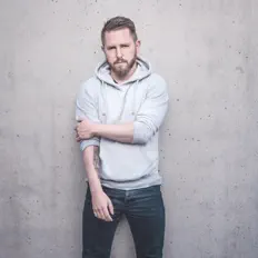 Alex Ash सुनें, म्यूज़िक वीडियो देखें, बायो पढ़ें, दौरे की तारीखें और बहुत कुछ देखें!