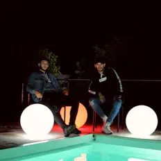 收听 Men In Moon、观看音乐视频、阅读小传、查看巡演日期等 ！
