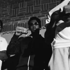 Hör dir Foreva 100 an, schau dir Musikvideos an, lies die Biografie, finde Tourdaten und mehr!