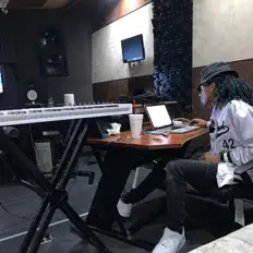 Ocho Ali을(를) 듣고, 뮤직 비디오를 보고, 약력을 읽고, 투어 일정 등을 확인하세요!