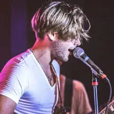 Ascolta Ámory, guarda video musicali, leggi la biografia, vedi le date del tour & altro!