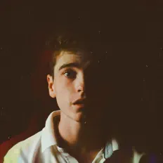 聆聽 Dohboy、觀看音樂影片、閱讀小傳、查看巡演日期等！