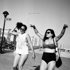 The Weekend Ladies을(를) 듣고, 뮤직 비디오를 보고, 약력을 읽고, 투어 일정 등을 확인하세요!