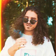 Dustin Hillを聴いたり、ミュージックビデオを鑑賞したり、経歴やツアー日程などを確認したりしましょう！