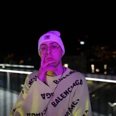 Escucha a Mali, mira videos musicales, lee su biografía, consulta las fechas de las gira y más.