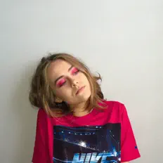 Poslechněte si interpreta eillomilky, sledujte hudební videa, přečtěte si životopis, podívejte se na data turné a další informace.