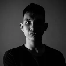 Hör dir per[sona an, schau dir Musikvideos an, lies die Biografie, finde Tourdaten und mehr!