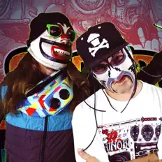Super Famous Fun Time Guysを聴いたり、ミュージックビデオを鑑賞したり、経歴やツアー日程などを確認したりしましょう！