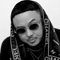 收听 undefined、观看音乐视频、阅读小传、查看巡演日期等 ！
