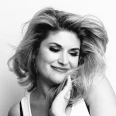 Luister naar Jacqueline Petroccia, bekijk muziekvideo's, lees de bio, bekijk de tourdata, en meer!