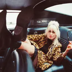 Kate Clover सुनें, म्यूज़िक वीडियो देखें, बायो पढ़ें, दौरे की तारीखें और बहुत कुछ देखें!