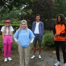 Hör dir Sunday in the Suburbs an, schau dir Musikvideos an, lies die Biografie, finde Tourdaten und mehr!