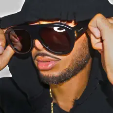 收听 Coolie Boy、观看音乐视频、阅读小传、查看巡演日期等 ！