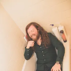 Hör dir Accidental Caps an, schau dir Musikvideos an, lies die Biografie, finde Tourdaten und mehr!