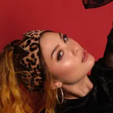 聆聽 Lva Grl、觀看音樂影片、閱讀小傳、查看巡演日期等！