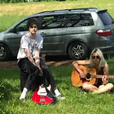 聆聽 Cousin Luke、觀看音樂影片、閱讀小傳、查看巡演日期等！