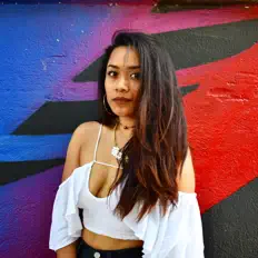 Melly सुनें, म्यूज़िक वीडियो देखें, बायो पढ़ें, दौरे की तारीखें और बहुत कुछ देखें!