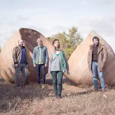 Posłuchaj wykonawcy Coffee & Wine, obejrzyj teledyski, przeczytaj biografię, zobacz daty tras koncertowych i nie tylko!